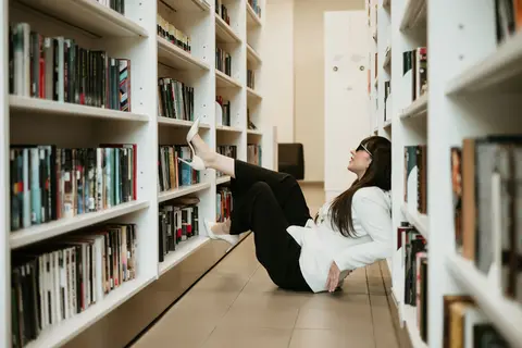 Fotografė - Inga Buividienė --- Makiažas - Giedrė Rimkienė Auskarai - Išrinkta Tau Vieta - Šiaulių apskrities Povilo Višinskio viešoji biblioteka