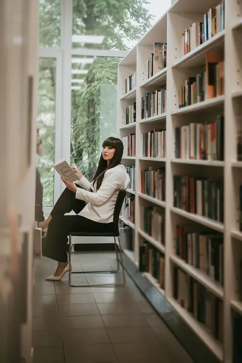 Fotografė - Inga Buividienė --- Makiažas - Giedrė Rimkienė Auskarai - Išrinkta Tau Vieta - Šiaulių apskrities Povilo Višinskio viešoji biblioteka