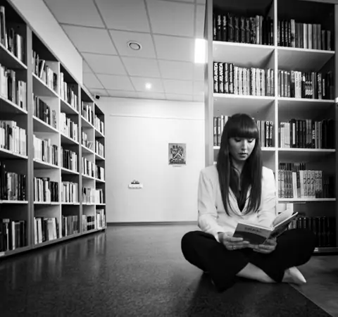 Fotografas - Valentinas Ukas --- Makiažas - Giedrė Rimkienė Auskarai - Išrinkta Tau Vieta - Šiaulių apskrities Povilo Višinskio viešoji biblioteka